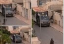 رجل ينزل الماء في منزله من الكاميون الماء مباشرة
