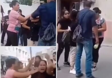 فيديو متداول.. خلاف في الشارع بين رجل وزوجته وتلميذتين بسبب ابنتهم
